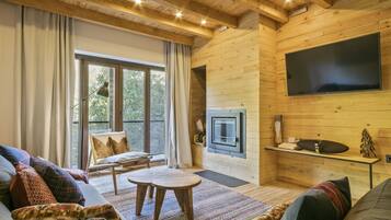 Una Smart TV, una chimenea, una consola de videojuegos, Netflix