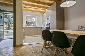 Een koelkast, een magnetron, een oven, een vaatwasser