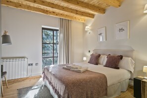 4 soverom, strykejern/-brett, internettilgang og sengetøy