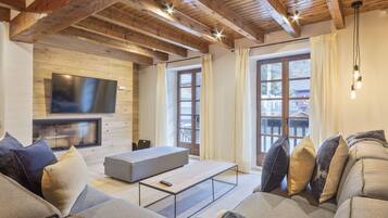 Una Smart TV, una chimenea