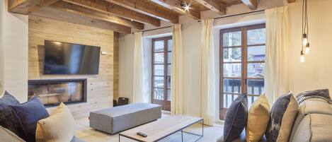 Smart TV, fireplace