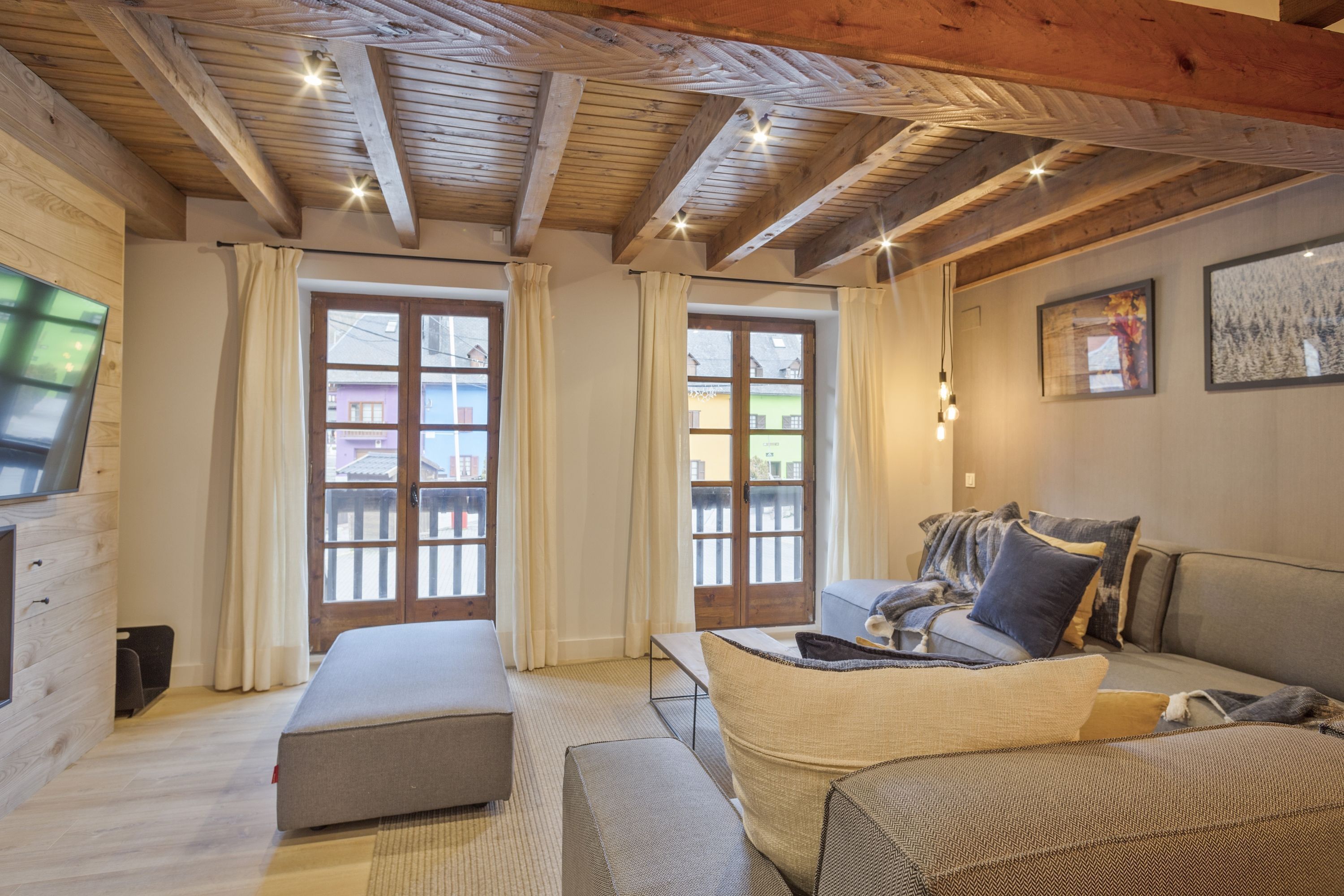 Een smart-tv en een open haard