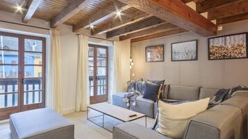 Una Smart TV, una chimenea