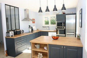 Réfrigérateur, four à micro-ondes, un four, surface de cuisson