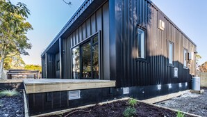 Un bâtiment moderne doté de grandes fenêtres et d’un toit plat.
