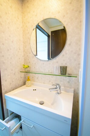 Appartement | Badkamer | Een aparte badkuip en douche, gratis toiletartikelen, een haardroger