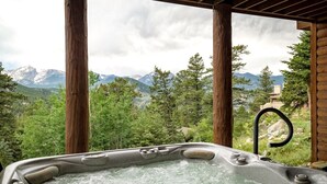 Ein Whirlpool mit Blick auf Berge und Bäume.