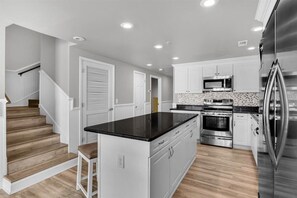 Een koelkast, een magnetron, een oven, een kookplaat