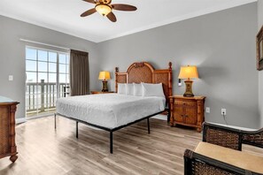 6 habitaciones, tabla de planchar con plancha y cuna de viaje 