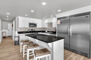 Een koelkast, een magnetron, een oven, een kookplaat