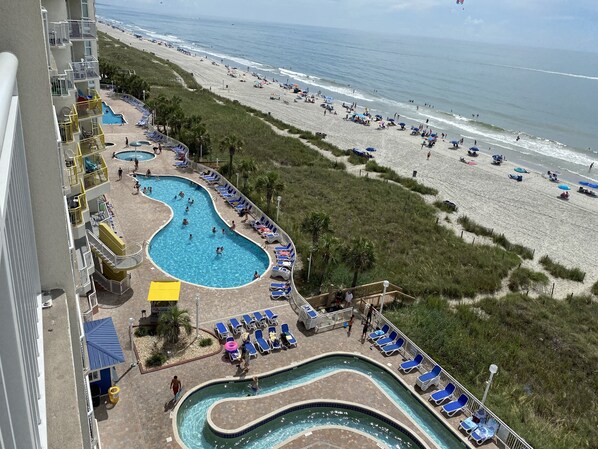 Alberca techada y alberca al aire libre