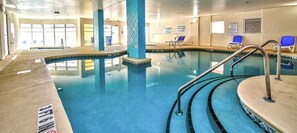 Alberca techada y alberca al aire libre