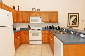 Villa, 4 Bedrooms | Private kitchen | Oven, stovetop