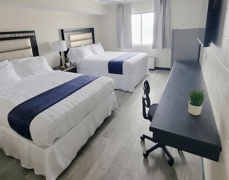 Escritorio, espacio para trabajar con laptop y cortinas blackout