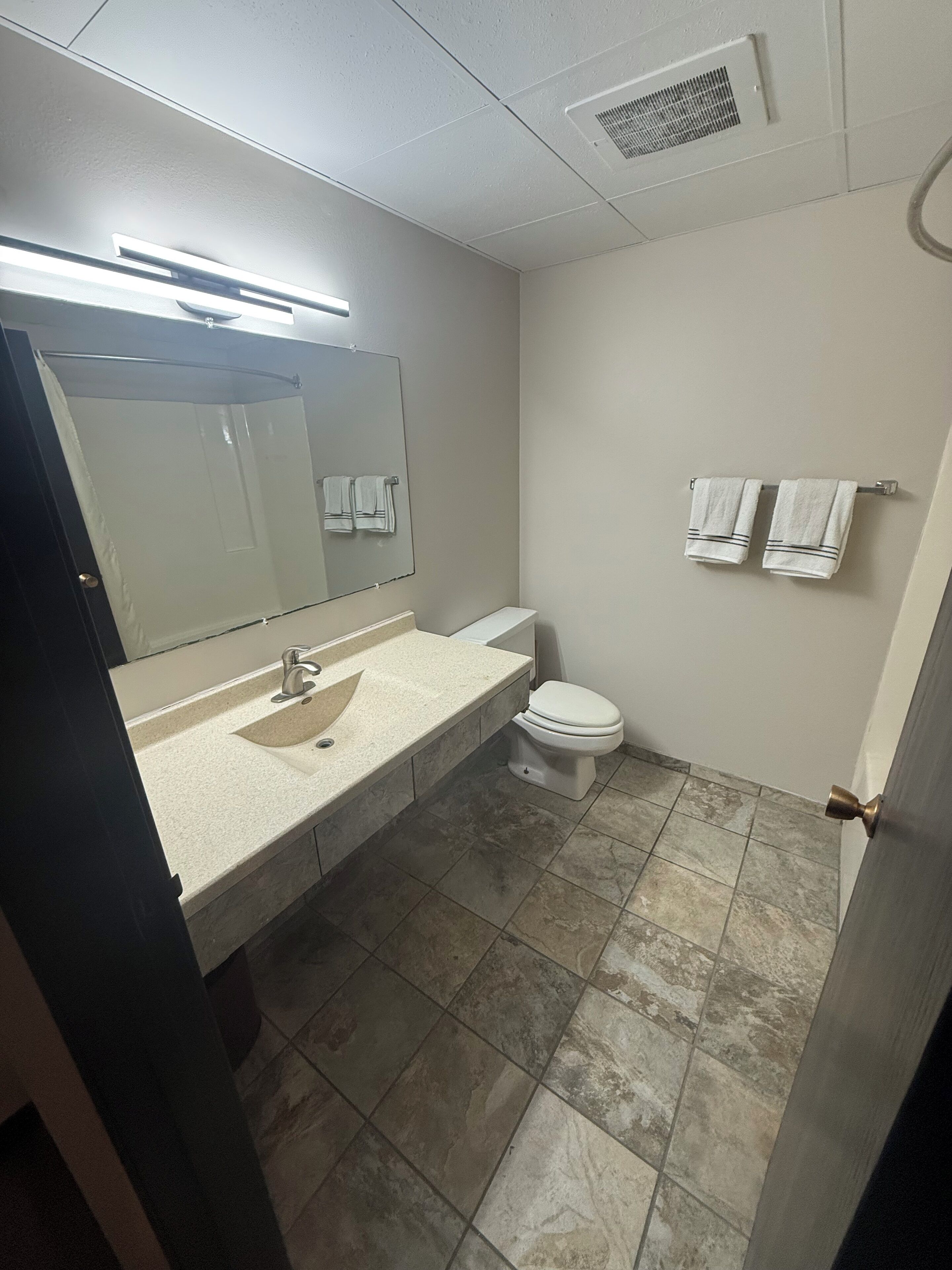 Ensemble douche/baignoire, serviettes fournies, savon, shampoing