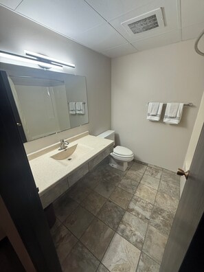 Combinazione doccia/vasca, asciugamani, sapone, shampoo