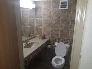 基本雙人房 | 浴室 | 毛巾、肥皂、洗髮精、衛生紙