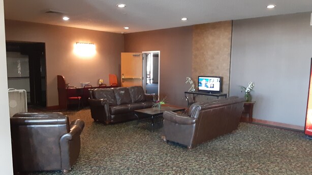Lobby sitting area - The Vegas Motel (Minot)