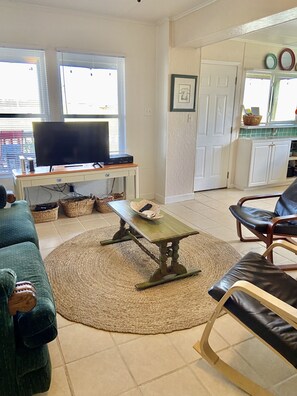 Smart TV, DVD player - Quiet Waterfront Retreat minutes from downtown. (Rockport)