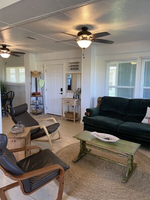 Smart TV, DVD player - Quiet Waterfront Retreat minutes from downtown. (Rockport)
