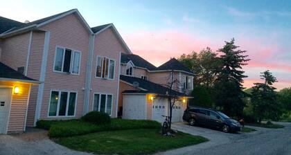 Awesome Studio Townhouse in Cranberry Village Collingwood!