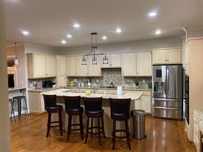 Réfrigérateur, four à micro-ondes, un four, surface de cuisson