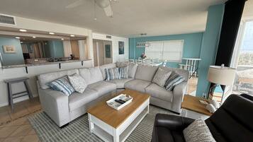 Televisión de pantalla plana, futbolito y juguetes