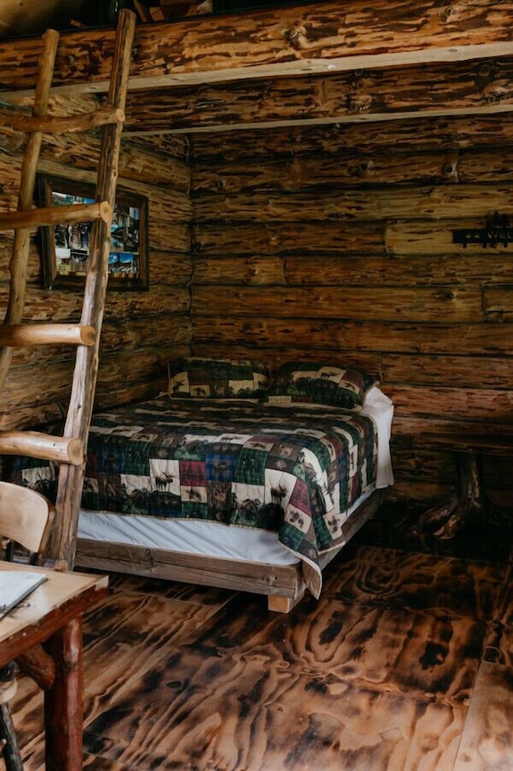 Rustic Creekside Cabin - Pennsylvania
