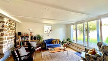 Télévision, table de tennis de table, livres