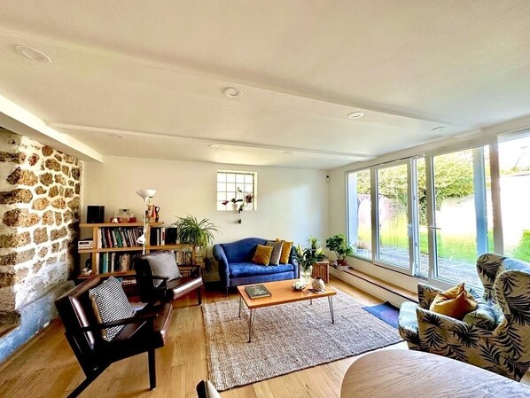 Téléviseur, table de ping-pong, livres