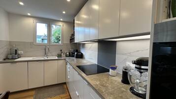 Réfrigérateur, four, plaque de cuisson, lave-vaisselle