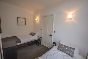 2 bedrooms, travel cot, Internet, bed sheets