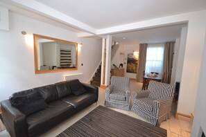 Televisión, chimenea y libros 