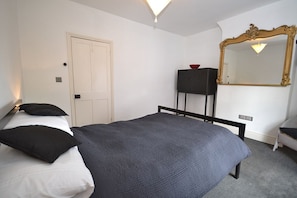 2 bedrooms, travel crib, internet, bed sheets