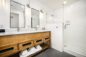 Suite presidencial, 2 habitaciones | Baño | Artículos de higiene personal de diseño, secador de pelo y toallas