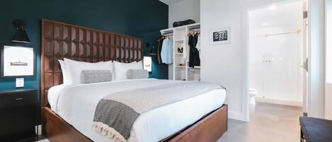 Un dormitorio con una cama grande, un armario y un vestidor.
