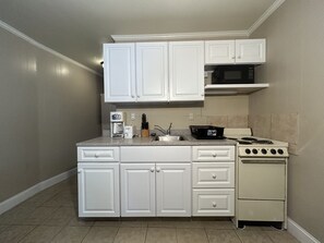 Frigorifero, microonde, forno, piano cottura