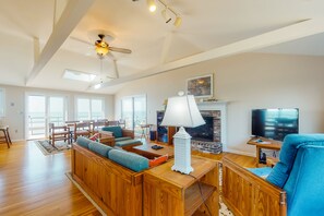 Televisie, een dvd-speler en een stereo