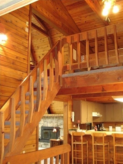 Spacious Mountain Cabin in Gated Community