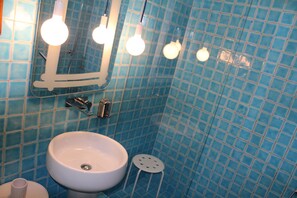 Regadera, secadora de cabello, bidet, toallas