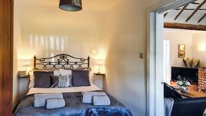 Ein Schlafzimmer mit Bett, Nachttischlampen und einer Deckenleuchte.