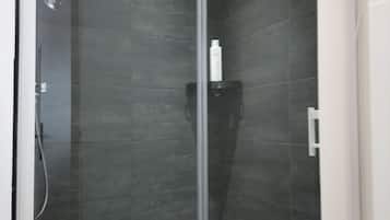 Een douche, een haardroger, handdoeken, zeep