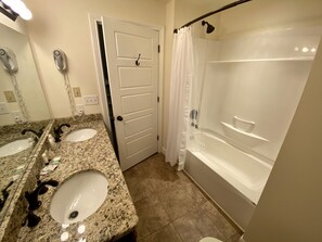 Chambre Familiale, 2 grands lits, non-fumeur | Salle de bain