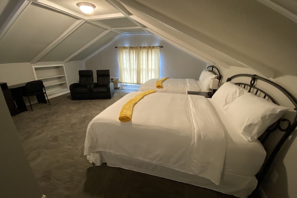 Familiekamer, 2 queensize bedden, niet-roken | Bedden met traagschuimmatras, individueel gedecoreerd