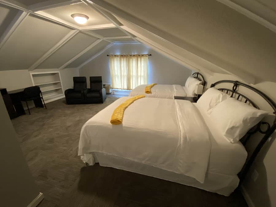 Familieværelse - 2 queensize-senge - ikke-ryger | Senge med madrasser af memory foam, individuelt design