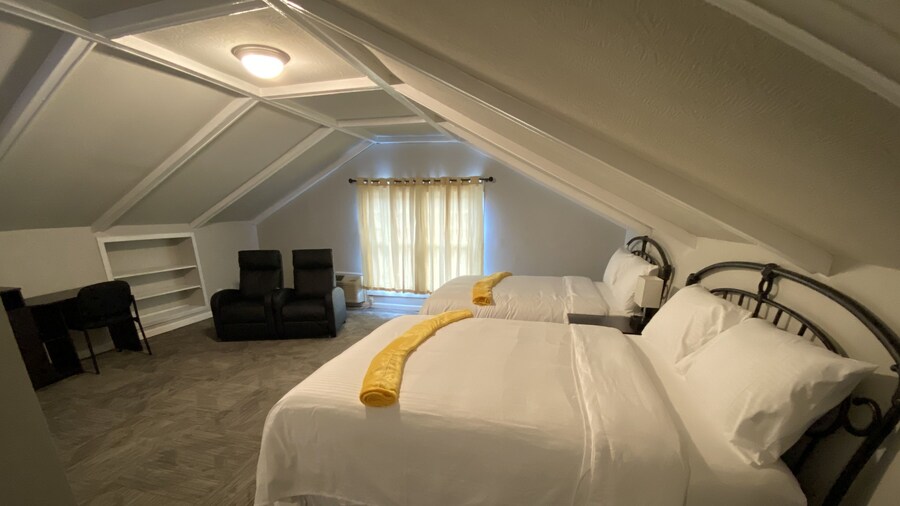 Twin Lakes Creamery, Grill & Inn