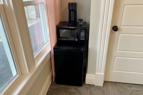Economy Room, 1 Queen Bed, Non Smoking | Coffee and/or coffee maker