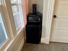 Economy Room, 1 Queen Bed, Non Smoking | Coffee and/or coffee maker