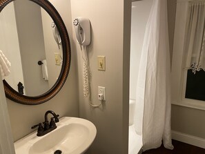 Economy-Zimmer, Nichtraucher | Badezimmer | Haartrockner, Handtücher, Seife, Shampoo
