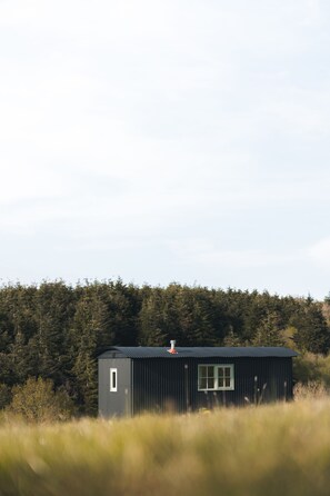 Exterior - Peaceful shepherd's hut for secluded rural relaxation. (Ashford)